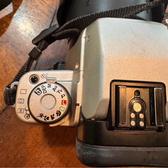 Canon Black and Silver Camera Bag for Professional Protection and tripod - Picture 4 of 16